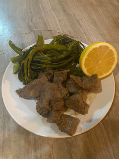 A picture of Ox livers with lemon.