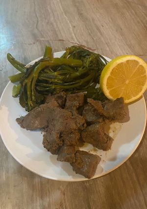 A picture of Ox livers with lemon.