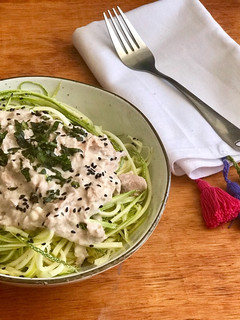Una foto de Fideos de zapallo italiano con salsa de leche de coco, atún y queso crema