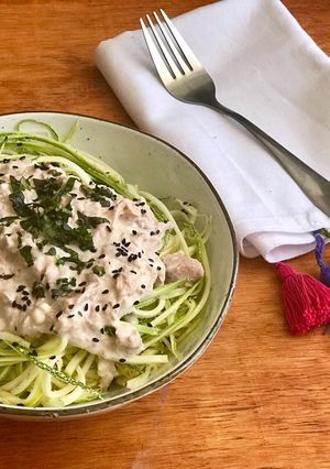 Una foto de Fideos de zapallo italiano con salsa de leche de coco, atún y queso crema