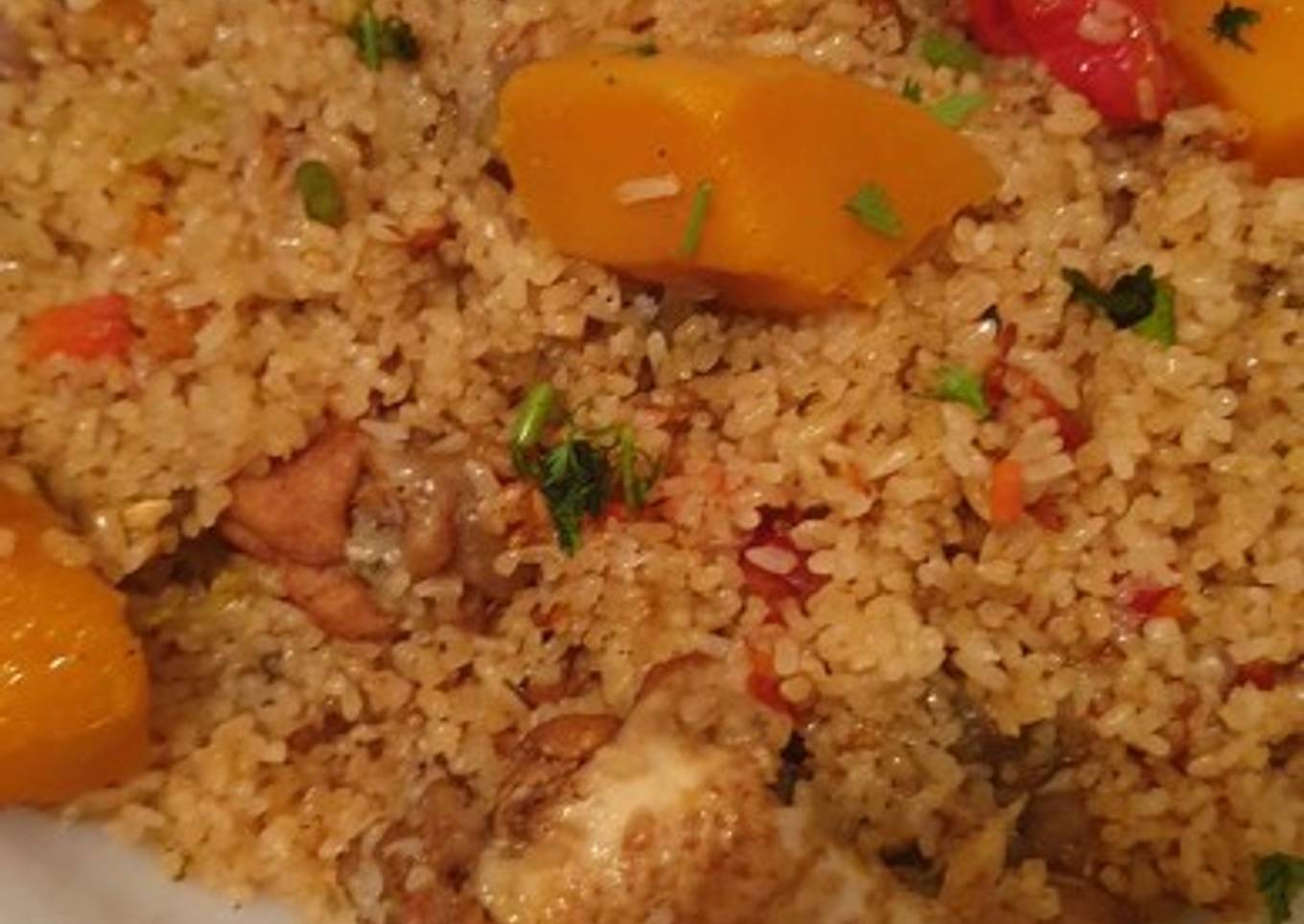 Arroz dorado con pollo y verduras estilo senegalés