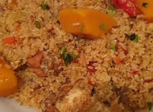 Foto principal de Arroz dorado con pollo y verduras estilo senegalés