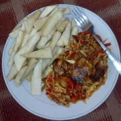 A picture of Fried yam n cabbage sauce with fish.