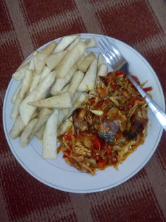 A picture of Fried yam n cabbage sauce with fish.
