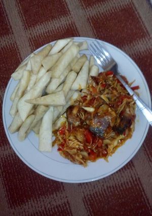 A picture of Fried yam n cabbage sauce with fish.