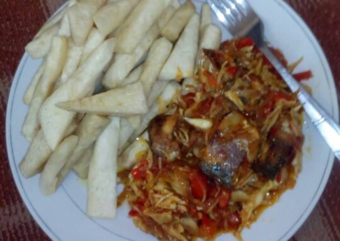 Fried yam n cabbage sauce with fish