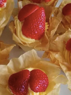 Una foto de Nidos con crema y frutas