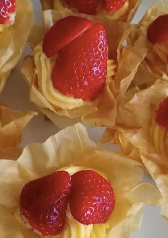 Una foto de Nidos con crema y frutas