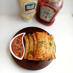 A picture of Crunchy chicken filo cigars.