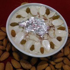 A picture of Sheer khurma.