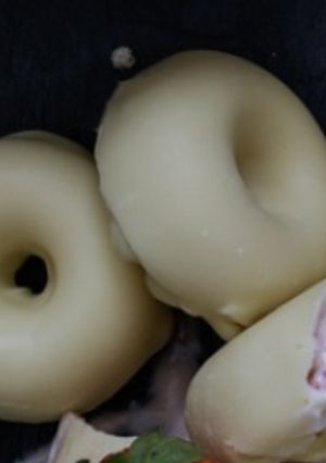 Una foto de Filipinos blancos rellenos de yogur con fresas