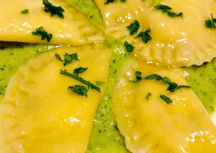 Mezzelune con ricotta e gamberi su crema di zucchine