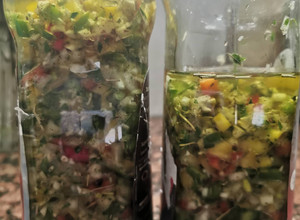 Una foto de Condimento en conserva con ajo para carnes rojas