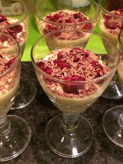 Meggyes túrós pohárkrém recept fotója