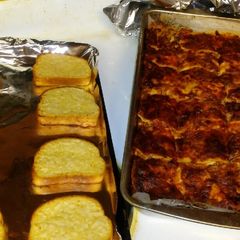 A picture of Lasagna & Garlic Toast.
