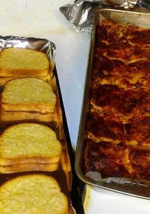 A picture of Lasagna & Garlic Toast.