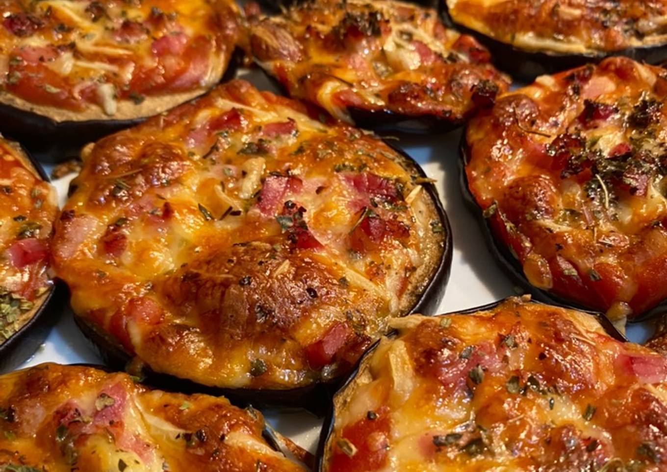 Berenpizza: mini pizzas de berenjena con mozzarella, tomate y bacon🧡