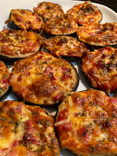 Una foto de Berenpizza: mini pizzas de berenjena con mozzarella, tomate y bacon🧡