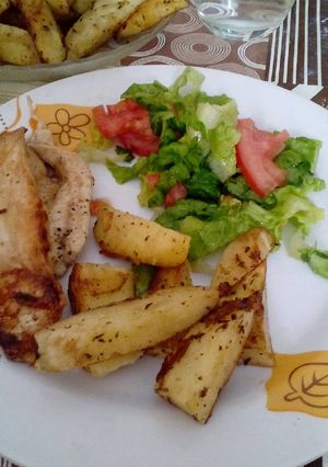 Una foto de Papas saborizadas y pechuguitas grilladas
