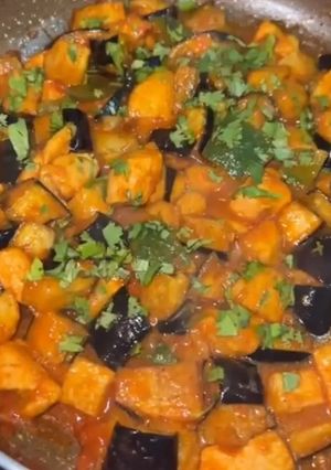 صورة لوصفة حمسة باذنجان وبطاطس😋