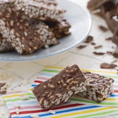 A picture of Puffed rice and chocolate bars.
