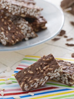 A picture of Puffed rice and chocolate bars.