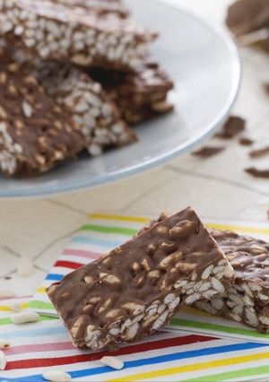 A picture of Puffed rice and chocolate bars.