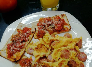 Una foto de Huevos rancheros, tostaditas con tomates y orégano🍳