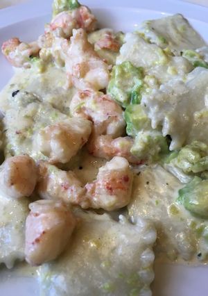 Una foto de Ravioles con crema de palta y camarones