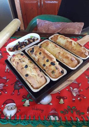 Una foto de Budín ingles con frutos secos y abrillantadas
