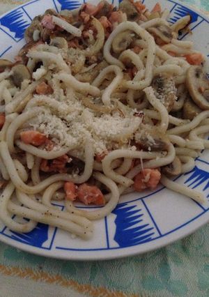 Una foto de Udon con salmón ahumado y champiñones