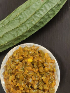 பீர்க்கங்காய் பிரட்டல் (Ridge gourd pirattal recipe in tamil) செய்முறை முக்கிய புகைப்படம்