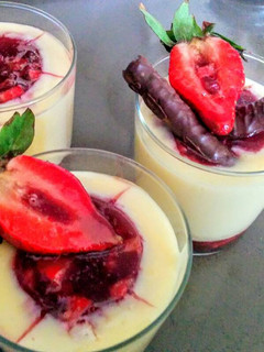 Una foto de Vasitos de crema con cerezas y fresa