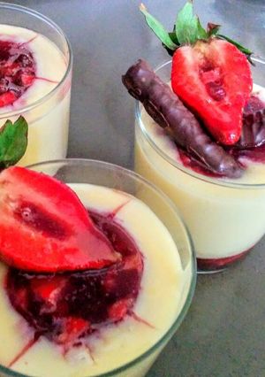 Una foto de Vasitos de crema con cerezas y fresa