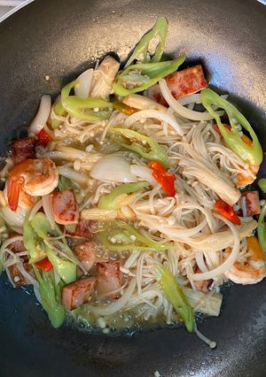 รูปของ เห็ดเข็มทองผัดกุ้งเบคอน