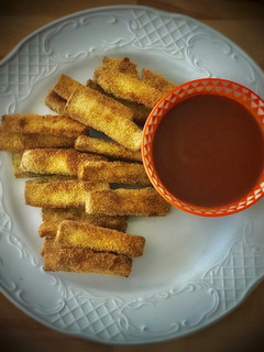 Una foto de Fingers de tofu con dip de miel y tomate