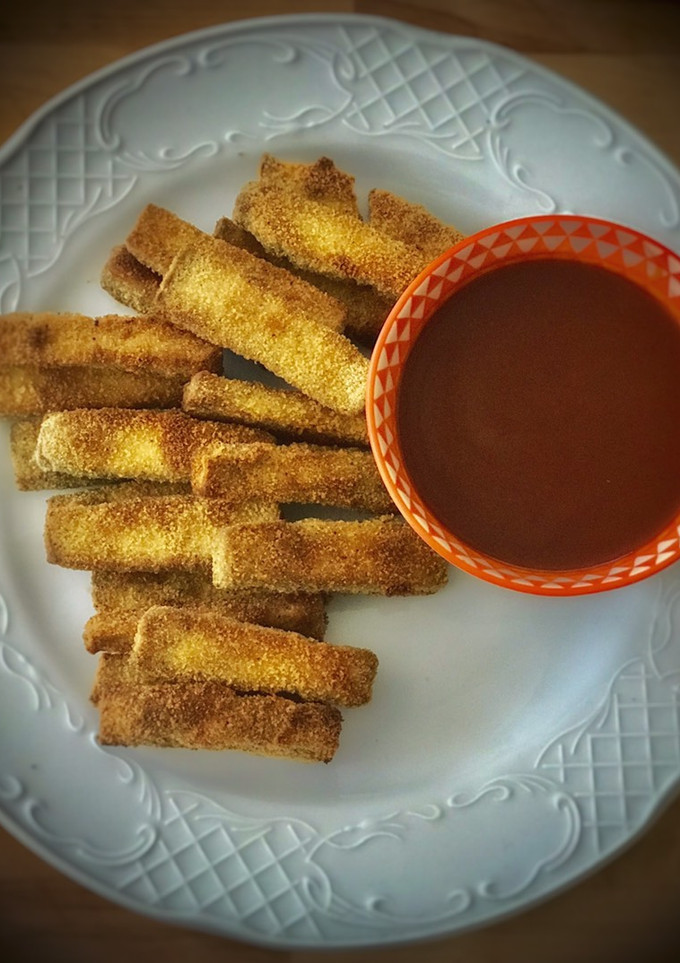 Una foto de Fingers de tofu con dip de miel y tomate