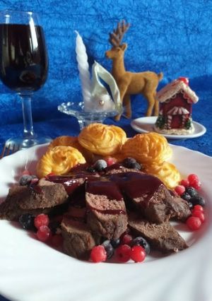 Őzgerinc karácsonyi gyümölcsös szósszal és hercegnő burgonyával recept fotója