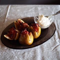A picture of Figs and raw ham roast.