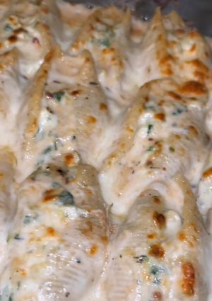 A picture of Alfredo Stuffed Shells.