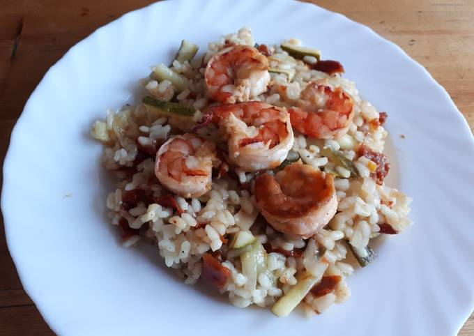 Risotto mit Garnelen, Zucchini und getrockneten Tomaten