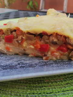 Una foto de Pastel de coliflor con verduritas 🍅🥕🌶️ 🍄