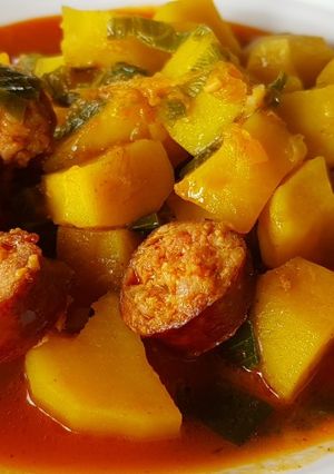 O poză a rețetei Tocană de cartofi cu cârnați de casă (gluten free).