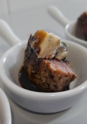 Una foto de Secreto con queso azul y reducción de Vermouth