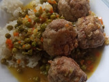 Albóndigas con salsa jardinera y arroz