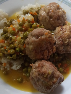 Una foto de Albóndigas con salsa jardinera y arroz