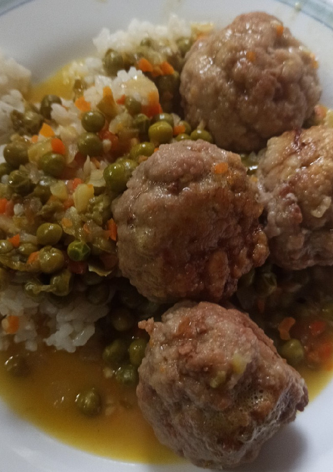 Una foto de Albóndigas con salsa jardinera y arroz