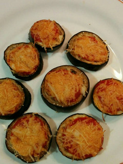 Una foto de Mini pizzas de berenjenas