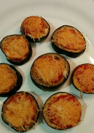 Una foto de Mini pizzas de berenjenas
