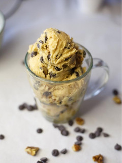 Una foto de Helado fácil de cookies and cream